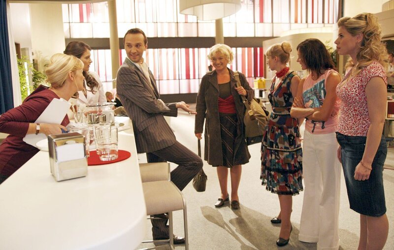 Hugo (Hubertus Regout, 3.v.l.) und Helga (Ulrike Mai, l.) sind überrascht, als plötzlich Agnes (Susanne Szell, 4.v.r.) vor ihnen steht. – Bild: Sat.1 /​ Monika Schürle