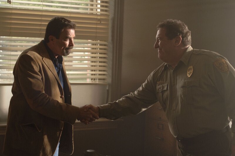 Polizeichef Lou Carson (Mike Starr, r.) wünscht dem Neuen (Tom Selleck) viel Glück. – Bild: CBS BROADCASTING INC.