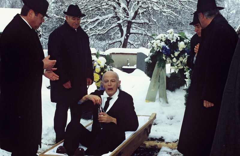 Auf der Beerdigung von Mitteregger (Rudolf Fischer, M.) wird der Tote plötzlich wieder sehr lebendig … – Bild: SAT.1 /​ Magdalena Mate