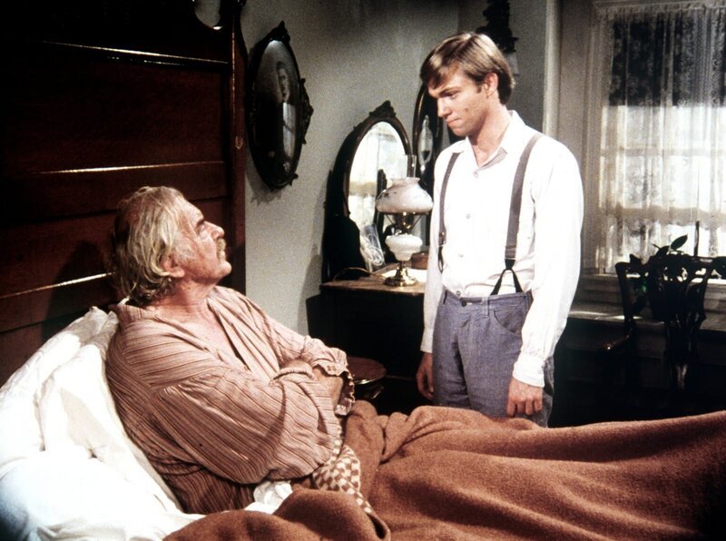 John-Boy (Richard Thomas, r.) macht sich große Sorgen um seinen Großvater Sam (Will Geer, liegen), der einen Herzanfall erlitten hat. – Bild: Sat.1 Gold