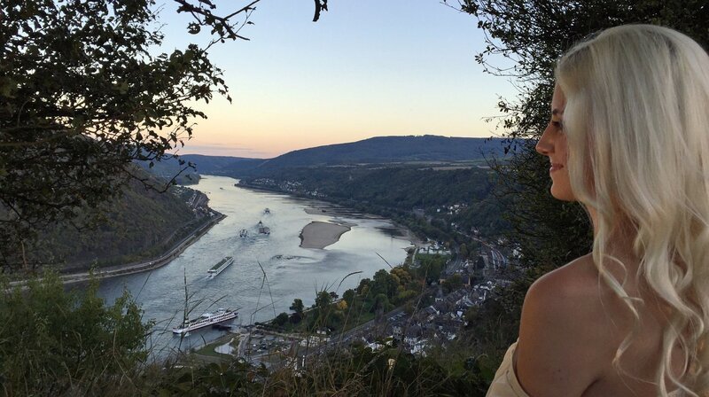 Der Loreley-Mythos lockt bis heute tausende von Touristen an den Rhein. – Bild: phoenix/​ZDF/​Bilderfest