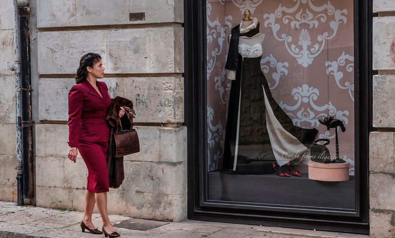 In Paris will Anna (Katharina Wackernagel) sich für ihre Zeitschriftenpläne inspirieren lassen. – Bild: SWR/​Hardy Brackmann