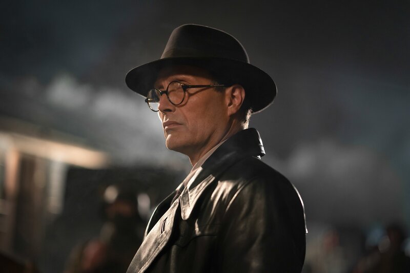 Doctor Jürgen Voller (Mads Mikkelsen) – Bild: ORF/Disney/Lucasfilm Ltd./Jonathan Olley Doctor Jürgen Voller (Mads Mikkelsen) – Bild: ORF/Disney/Lucasfilm Ltd./Jonathan Olley
