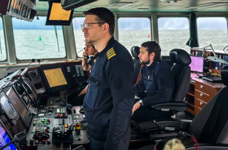 Kapitän Timo Hügelmann und seine Besatzung sind rund um die Uhr auf der Ostsee im Einsatz. Ihre Aufgabe die Sicherunung der mistbefahrenen Schifffahrtsstraße in Europa, der Kadettrinne. Drei Besatzungen lösen sich im Wochenrhythmus auf der Arkona ab. – Bild: NDR