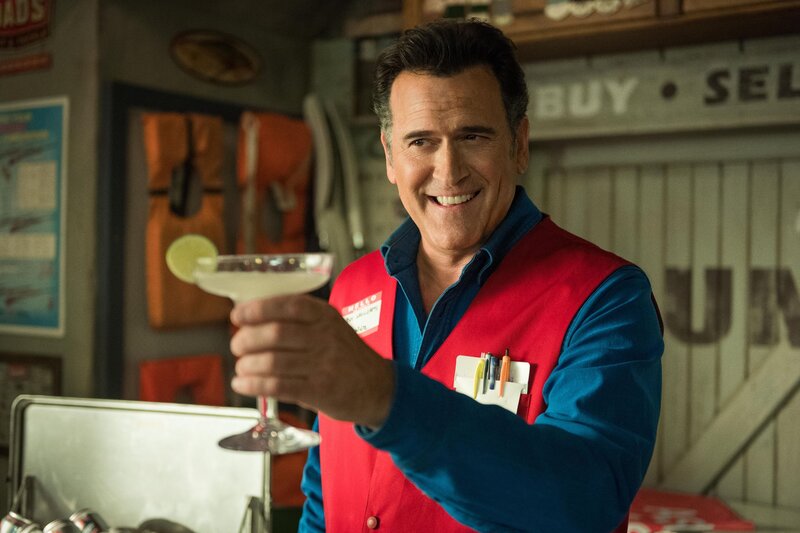 Ashley „Ash“ J. Williams (Bruce Campbell) – Bild: Starz Entertainment, LLC /​ Geoffrey Short