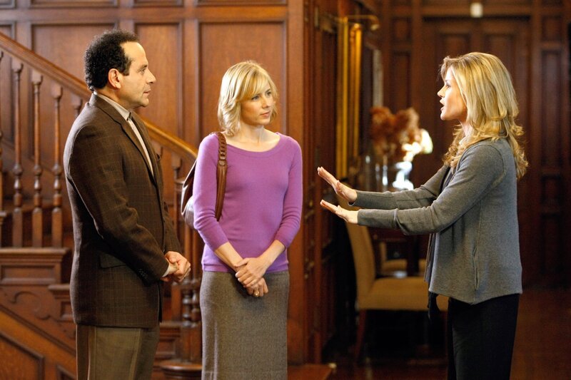 „Monk“, „Mr. Monks Mitgefühl hält sich in Grenzen.“ Endlich wieder ein neuer Privat-Auftrag. Doch dummerweise ist der Auftraggeber ausgerechnet Monks ehemaliger Mitschüler Roderick Brody, der Monk als Kind ständig gequält hatte. Als Monk erfährt, dass Brody seine geliebte Frau des Ehebruchs verdächtigt, sieht er eine Chance zur Rache. Im Bild (v.li.): Tony Shalhoub (Adrian Monk), Traylor Howard (Natalie Teeger), Julie Bowen (Marilyn Brody /​ Patrice Gesner). – Bild: ORF/​Universal