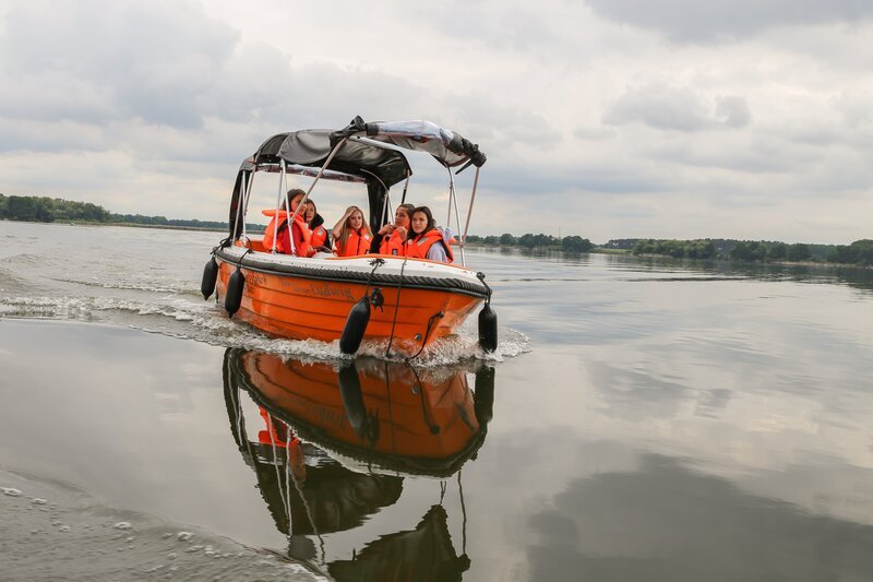 Im eigenen Motorboot stechen Anna, Luise, Alexa, Feli und Toni in See. Ziel: Der nächste Supermarkt. – Bild: ZDF und e+u TV