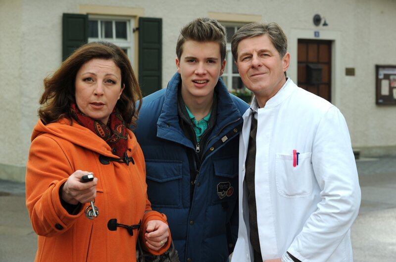 Patrick und Bamberger freuen sich über Ellas Überraschungsbesuch. Von links: Ella Westenrieder (Bettina Redlich), Patrick Westenrieder (Lucas Bauer) und Roland Bamberger (Horst Kummeth). – Bild: BR/​Marco Orlando Pichler