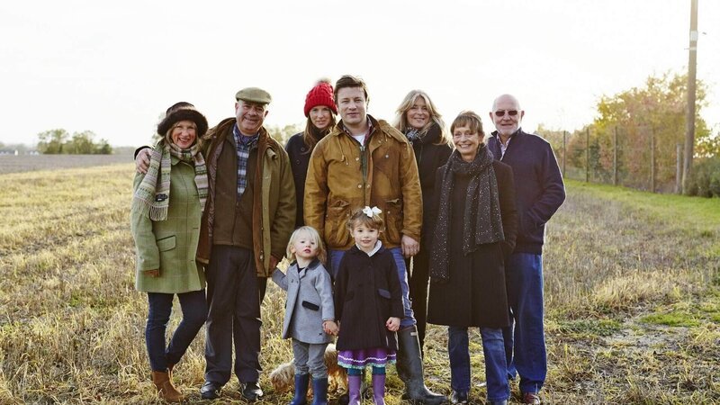 Weihnachten ist das Fest der Familie. Auch Jamie Oliver (M.) feiert im Kreis seiner Lieben. – Bild: MG RTL D
