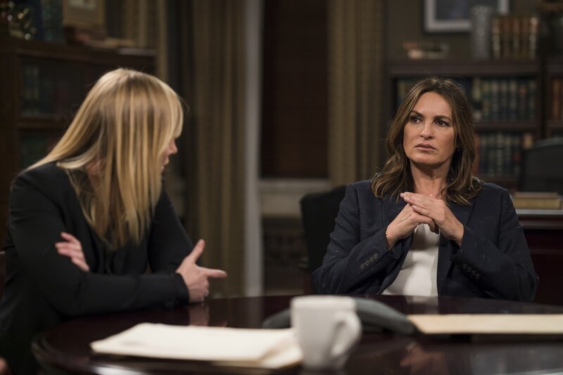 Pictured: (l-r) Kelli Giddish as Detective Amanda Rollins, Mariska Hargitay as Lieutenant Olivia Benson – Bild: Michael Parmelee/​NBC /​ NBCUniversal Media, LLC