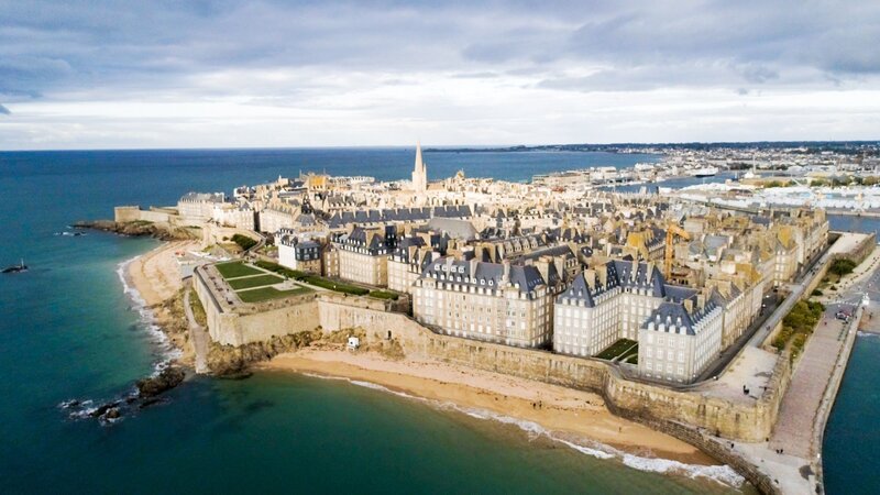 Champs-Vauvert Cavalier  Die Verwendung des sendungsbezogenen Materials ist nur mit dem Hinweis und Verlinkung auf RTL+ gestattet. – Bild: RTL /​ © 2021  RMC FILMS – RMC PRODUCTION