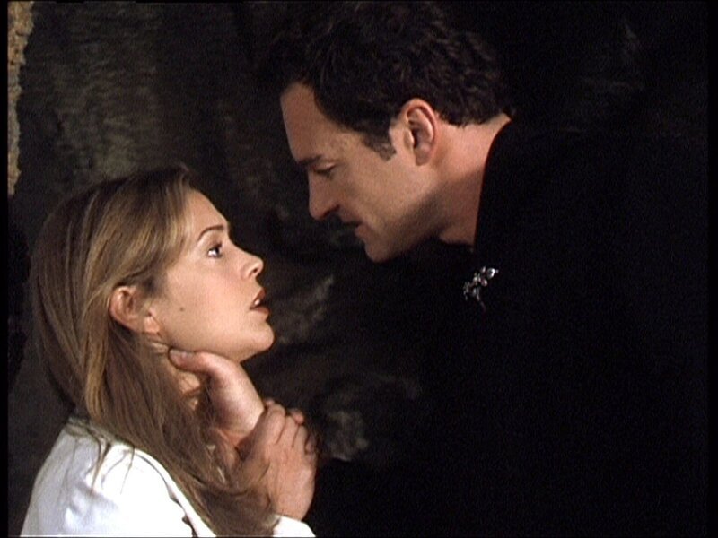 Phoebe (Alyssa Milano, l.) ist in die Unterwelt hinabgestiegen, um Cole (Julian McMahon, r.) zu retten. Allerdings ist noch nicht klar, ob das Gute oder das Böse in ihm siegt … – Bild: ATV2