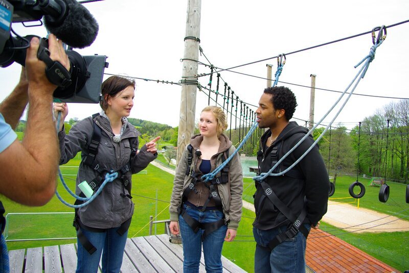 GRIPS Deutsch – Angst überwinden und Teamwork im Hochseilgarten im Chiemgau. Lehrerin Steffi Chita (links) gibt ihren Schülern Tipps gegen den Absturz. – Bild: BR/​Thomas Neuschwander