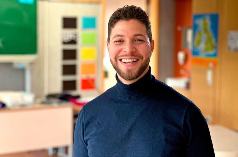 Lehrer Samir Bouajaja in NRW: Mehrsprachigkeit ist eine wertvolle Ressource. – Bild: BR/​Paul Busse