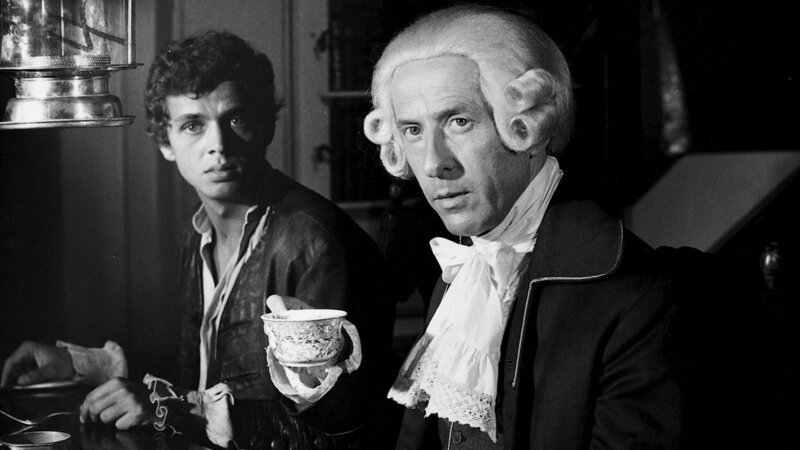 Die Gespräche in der Kajüte der Hispaniola auf der Fahrt zur Schatzinsel sind von Sorgen beschattet. Dr. Livesey (Georges Riquier, r.) und Jim Hawkins (Michael Ande, l.) hören betroffen die Warnungen des Kapitän Smiollet, eines erfahrenen Seemannes. – Bild: 3sat