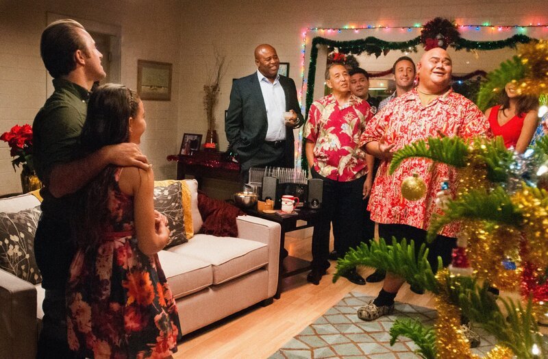 Verbringen Weihnachten gemeinsam: (v.l.n.r.) Danny (Scott Caan), Grace (Teilor Grubbs), Grover (Chi McBride), Luke (Dennis Chun), Pua (Shawn Thomsen), Steve (Alex O’Loughlin), Kamekona (Taylor Wily) und Kono (Grace Park) … – Bild: CBS Broadcasting Inc.