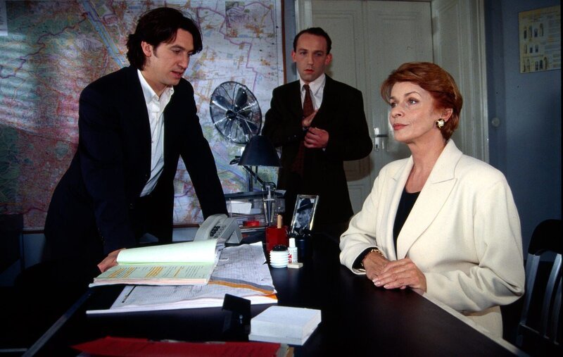 In der Kabine eines Schönheitssalons erstickt eine Kundin. Die Sektfabrikantin und beste Freundin der Toten, Karla Wilke (Senta Berger, r.), wird von Kommissar Moser (Tobias Moretti, l.) und Stockinger (Karl Markovics, M.) nach ihrem Alibi befragt … – Bild: SAT.1 /​ Ali Schafler