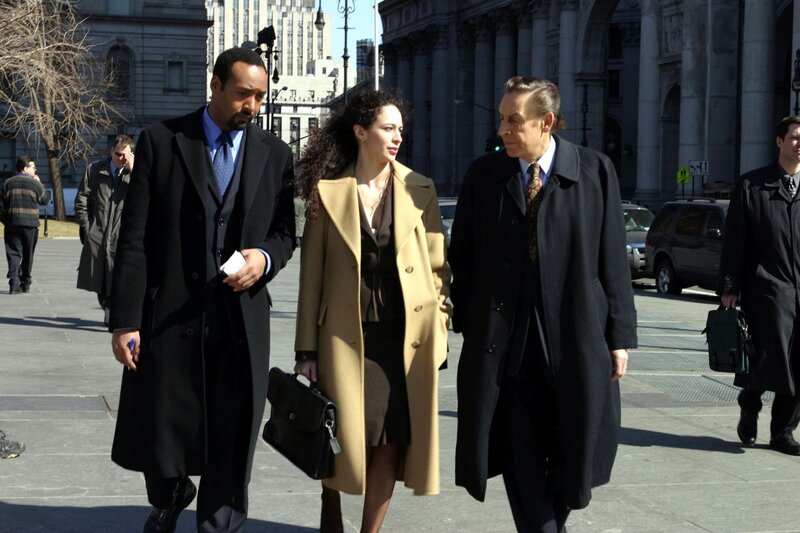Det. Edward Green (Jesse L. Martin, li.) und Det. Lennie Briscoe (Jerry Orbach) im Gespräch mit Estrada (Lucia Brawley). – Bild: RTL