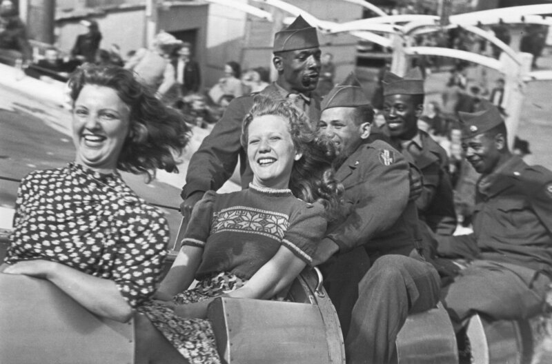 Aus Besatzern werden Freunde – und manchmal auch mehr. Etwa 400.000 „Besatzungskinder“ wurden in der Nachkriegszeit geboren. Viele davon erlebten Ausgrenzung und Vorurteile. Auch in der neuen „Ku’damm“-Staffel wird dieses Thema dargestellt. In der Begleit-Doku spricht ein echtes „GI-Baby“ von seinen Erfahrungen in Kindheit und Jugend. – Bild: Hubmann, Hanns /​ ZDF