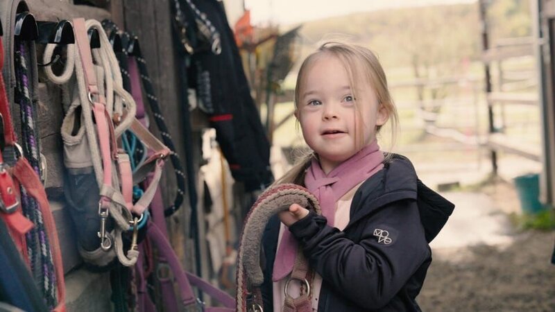 Erna ist fünf Jahre alt und liebt Pferde. – Bild: KiKA/​House of Media