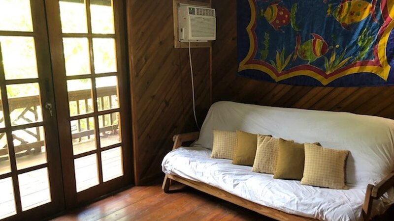 Living room of Sundancer property in Roatan, Honduras. As seen on HGTV’s Caribbean Life – Bild: Discovery, Inc. All Rights Reserved.