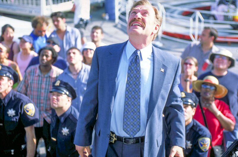 Capt. Stottlemeyer (Ted Levine) kann nicht glauben, was er sieht: Trotz seiner extremen Höhenangst klettert Monk auf das Riesenrad, um Sharona zu retten und den Mörder zu stellen … – Bild: ORF/​Universal/​Ben Mark Holzberg