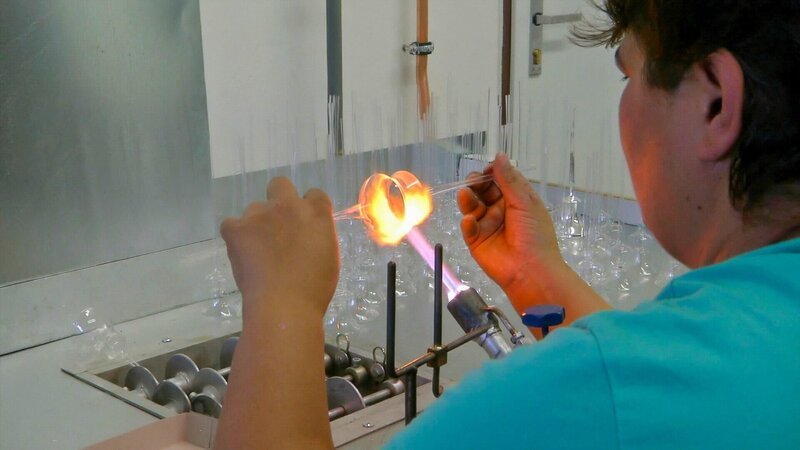 Manuela Guancioli zu Besuch in einer Firma, die handgefertigten Weihnachtsschmuck aus Glas herstellt in Liberec / Tschechien. – Bild: ORF/Manuela Guancioli Manuela Guancioli zu Besuch in einer Firma, die handgefertigten Weihnachtsschmuck aus Glas herstellt in Liberec / Tschechien. – Bild: ORF/Manuela Guancioli