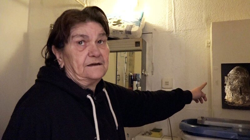 Ein Wasserschaden macht Rentnerin Regina das Leben schwer. – Bild: RTL Zwei