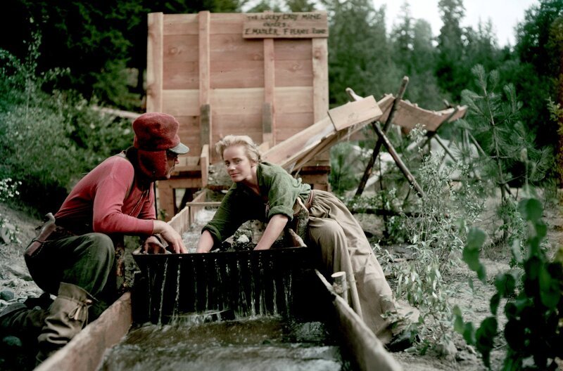 Lüsterne Blicke: Elizabeth (Maria Schell) mag es nicht, wie Frenchy (Karl Malden) sie anschaut. – Bild: ARTE F /​ Warner Bros.