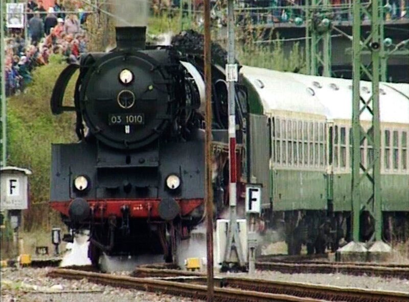 Lok 03 1010 mit einem Sonderzug am Haken. – Bild: SWR