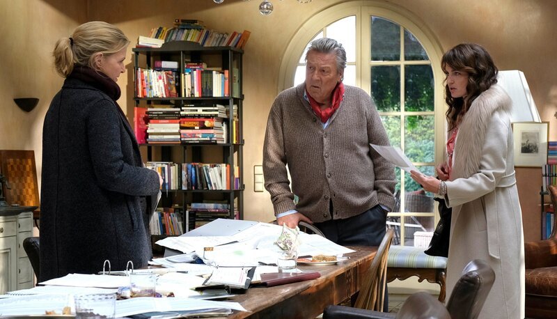 Vera Lanz (Katharina Böhm, l.), Eduard (Hansjürgen Hürrig, M.) und Melissa Thalberg (Erika Marozsán, r.) – Bild: Jacqueline Krause-Burberg /​ ZDF Enterprises GmbH /​ Die Verwendung ist nur bei redaktioneller Berichterstattung im Rahmen einer Programmankündigung ab 2 Monate vor der ersten Auss /​ © ZDF/​Jacqueline Krause-Burberg