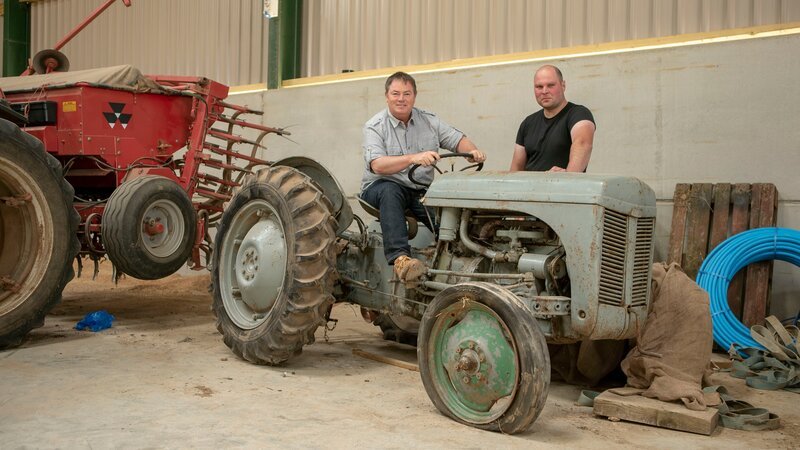 DeLorean Dream Car episode. Mike Brewer with contributor Tom and his vintage Massey Ferguson tractor. – Bild: Discovery Communications, LLC