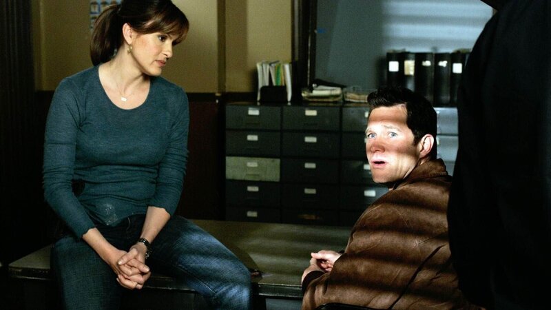 Detective Olivia Benson (Mariska Hargitay) findet heraus, dass Malcolm Royce (Dylan Walsh) ein Doppelleben führt. Hat er etwa eine Frau getötet, damit diese sein Doppelleben nicht verrät? – Bild: RTL /​ NBC Universal