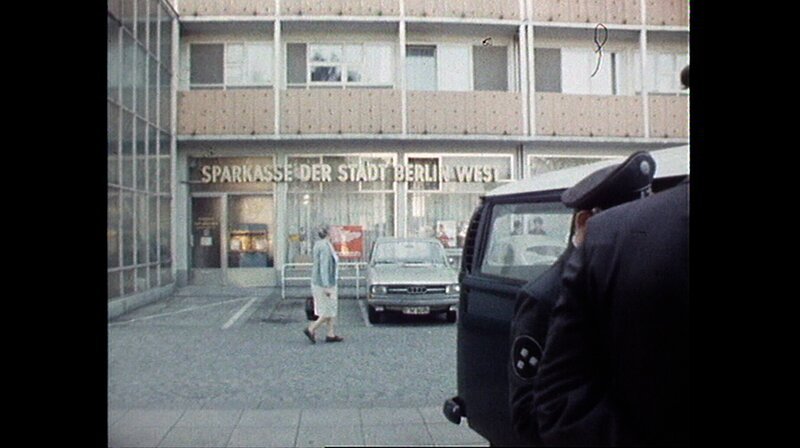 Das Jahr 1970 – Überfälle in drei Berliner Bankfilialen, hier in der Altonaer Straße in Berlin-Tiergarten (Berlin-Chronik-Auszug). – Bild: rbb