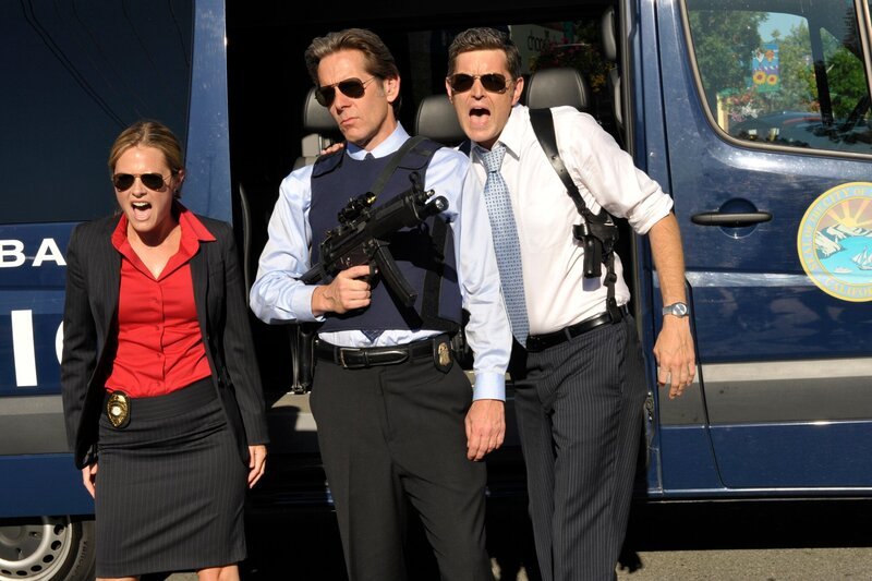 PSYCH -- „Gus Walks Into A Bank“ -- Pictured: (l-r) Maggie Lawson as Juliet O’Hara, Gary Cole as Cameron Luntz, Tim Omundson as Carlton Lassiter – Bild: USA Network /​ UNIVERSAL CHANNEL