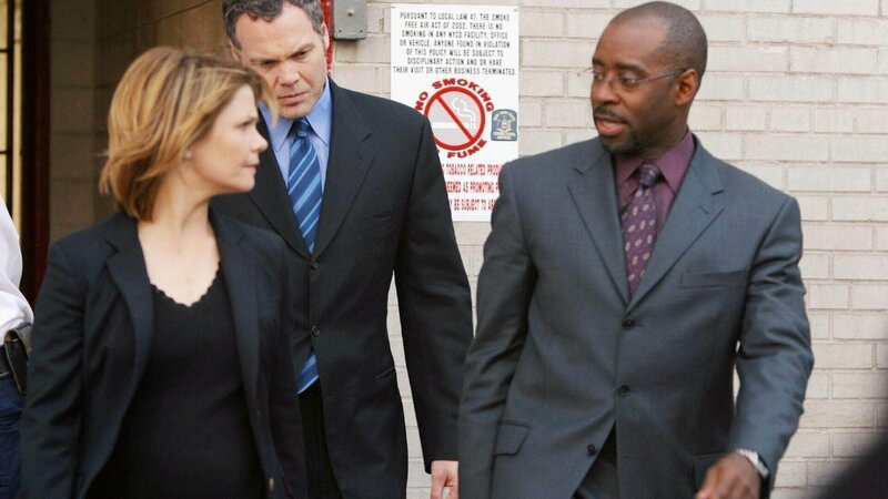 Eine Buchhalterin ist spurlos verschwunden. V.l.: Detective Eames (Kathryn Erbe), Detective Goren (Vincent D’Onofrio) und Ron Carver (Courtney B. Vance) ermitteln. – Bild: MG RTL D /​ Will Hart /​ Universal