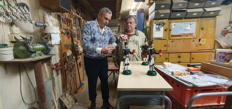 Wladimir Kaminer mit Jens Breitfeld in seiner Drechslerei. Hier stellt er seit 30 Jahren traditionelle erzgebirgische Volkskunst her, wie Räuchermänner und Schwibbögen. – Bild: Nadja Kölling /​ ZDF