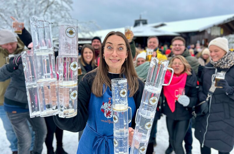 7-Tage-Reporterin Isabell Kramer im Selbstversuch auf Siggis Hütte in Willingen. – Bild: HR/​Anna Barkowski