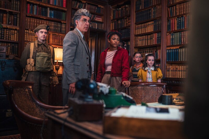 Private Craig (Jhon Lumsden, l.) kümmert sich auf dem schottischen Militärstützpunkt um Quentin (James Lance, 2.v.l.), George (Diaana Babnicova, M.), Dick (Kit Rakusen, 2.v.r.) und Anne (Flora Jacoby Richardson, r.). – Bild: ZDF und James Pardon