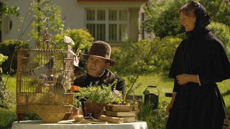 Seine Frau Emma (Regina Baumgärtner) unterstützt Darwin (Michael Achatz) bei seiner Arbeit. – Bild: BR/​INTER/​AKTION