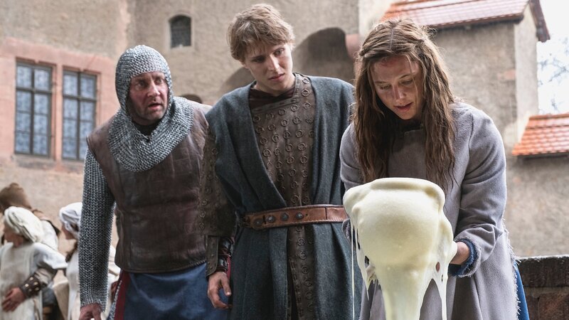 Der Topf für den süßen Brei hält, was er verspricht: Marko Dyrlich als „Hauptmann Lenhart“, Merlin Rose als „Veit von Hammerlitz“  und Svenja Jung als „Jolanthe“. – Bild: ZDF und Anke Neugebauer/​Kinderfilm GmbH