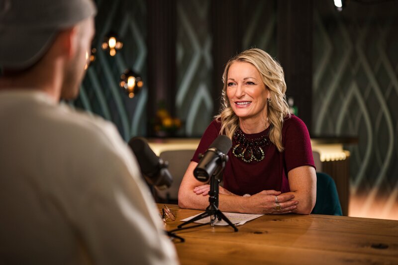 Monika Gruber und Johnny Balchin alias Austrian Kiwi während ServusTVs „Die Gruaberin – Vodcast“ in Salzburg, Österreich am 29. Oktober 2025. – Bild: ServusTV /​ Sebastian Marko