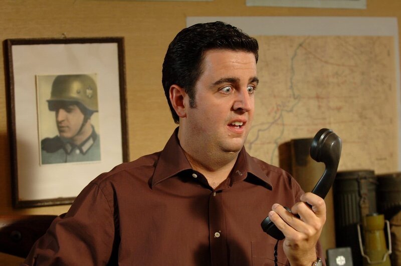 Bastian (Bastian Pastewka) hat eine Autopanne, als er in die Eifel fährt, um ein Kickerspiel abzuholen. Er landet auf der Suche nach einem Telefon im Haus eines alten Soldaten und hofft, dass sein Freund Michael ihn schnell abholen kann. – Bild: Archiwum