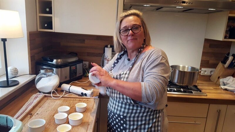 Gastgeberin Astrid – Bild: MG RTL D /​ ITV Studios