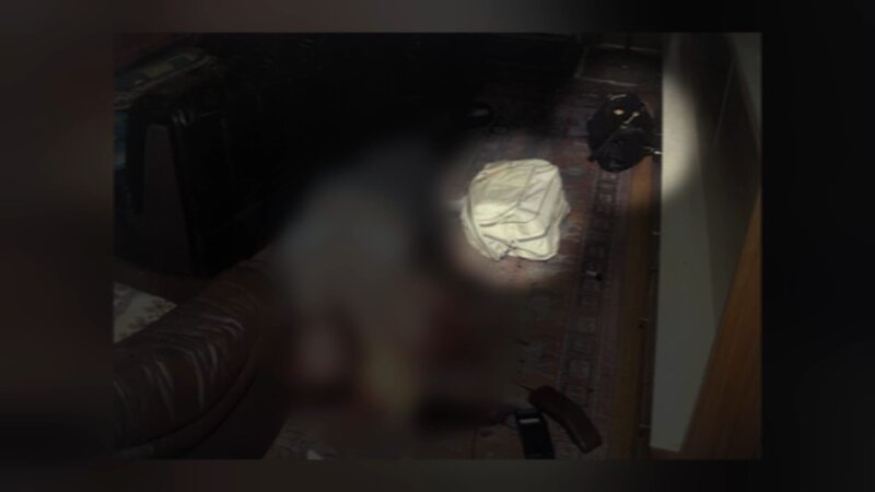 Diese gepackte, weiße Tasche lag neben dem Opfer in dessen Wohnung. Sie war prall gefüllt mit wertvollen Münzen und Bargeld. Die Polizei geht bei der Tat deshalb von einem missglückten Raubüberfall aus. – Bild: ZDFneo