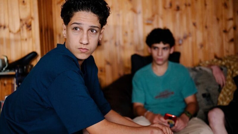 Pit (Metkan Kalan, links) liest im Klassenchat, dass über ihn gelästert wird. Seine Freunde drängen ihn sich zu wehren. – Bild: ZDF/​ Justus Lemm