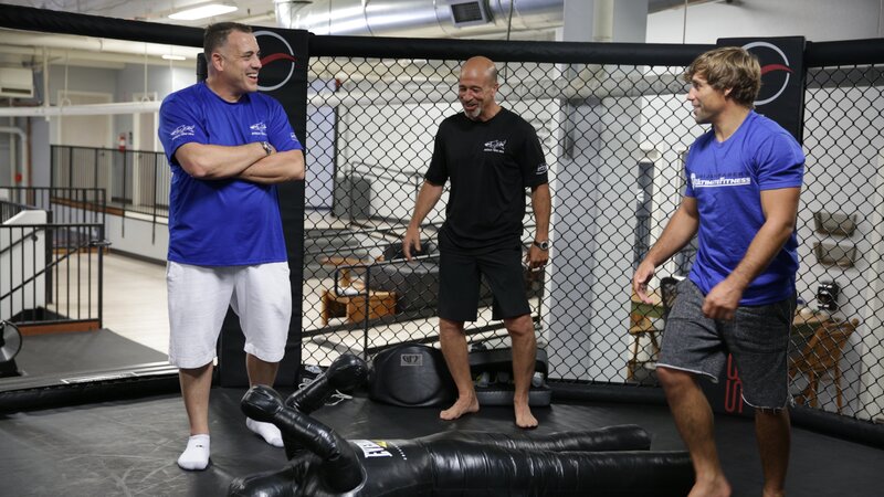 Urijah shows the guys some martial arts moves. – Bild: Animal Planet /​ Discovery Communications