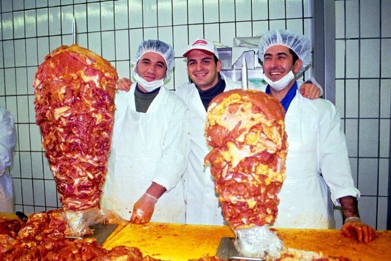 Dem "Dönerbau" auf heißer Spur! Kaya Yanar (M.) besucht eine Döner-Fabrik. Fleischspieße wohin das Auge reicht und Kaya Yanar mittendrin - hier zusammen mit zwei türkischen Arbeitern. – Bild: SAT.1 / Guido Engels Eigenproduktionsbild frei Dem "Dönerbau" auf heißer Spur! Kaya Yanar (M.) besucht eine Döner-Fabrik. Fleischspieße wohin das Auge reicht und Kaya Yanar mittendrin - hier zusammen mit zwei türkischen Arbeitern. – Bild: SAT.1 / Guido Engels Eigenproduktionsbild frei
