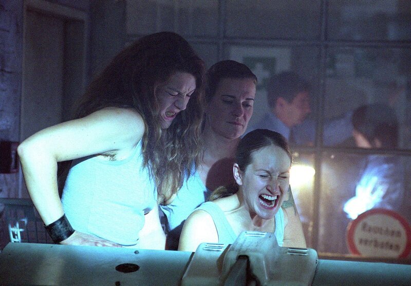 Godzilla (Carrie Anne Hampel, li.) und Gerda (Tina Baumann, 2.v.li.)haben auf Kalles (Isabelle Höpfner) Rückkehr aus dem Krankenhaus gewartet, weil sie noch eine Rechnung mit ihr offen haben. Selbst die Beamten schauen weg, als die Frauen sich an Kalle rächen … – Bild: RTL