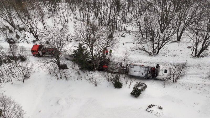 Ein mit Baumaterialien beladener Lastwagen rutschte einen Hügel hinunter und prallte gegen den hinter ihm fahrenden Lieferwagen. – Bild: National Geographic